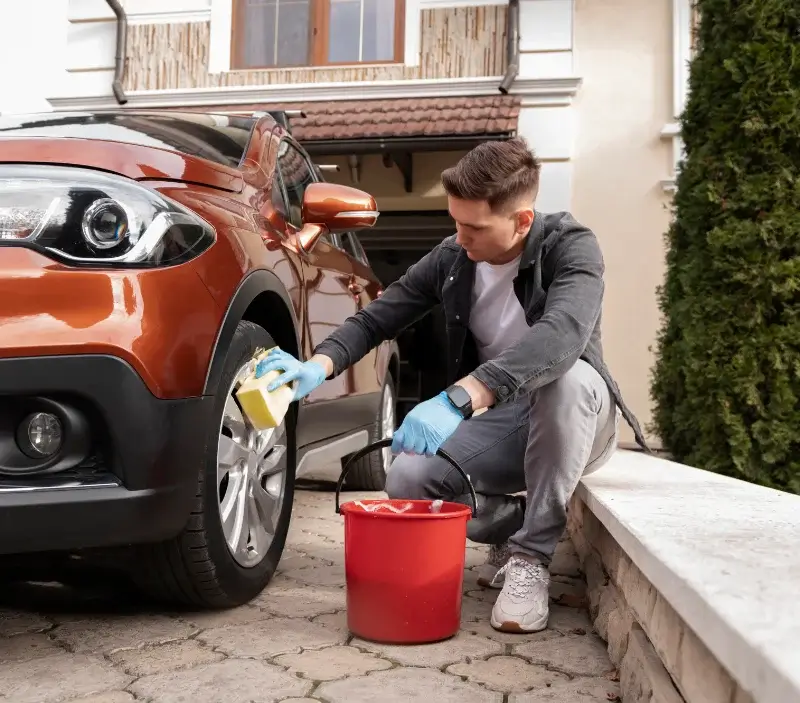Lavage auto à domicile Le Val-d'Esnoms : professionnel intervenant sur un véhicule